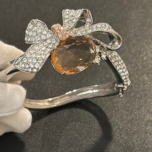 Vintage crystal bow silver bracelet large stone centred